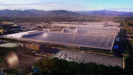 全新EQE開啟奔馳電動新紀元，百年豪華品牌如何突破科技次元壁？